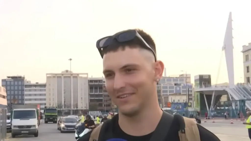 Viral νεαρός ταξιδιώτης στο λιμάνι του Πειραιά: «Θα ξεδιπλωθούμε αναλόγως και τοιουτοτρόπως» (Βίντεο)