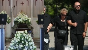 Πετρολούκας Χαλκιάς: Σε λαϊκό προσκύνημα η σορός του – Η συγκίνηση της οικογένειάς του (pics)