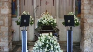 Πετρολούκας Χαλκιάς: Σε εξέλιξη το λαϊκό προσκύνημα στη σορό του δεξιοτέχνη του κλαρίνου (pics)