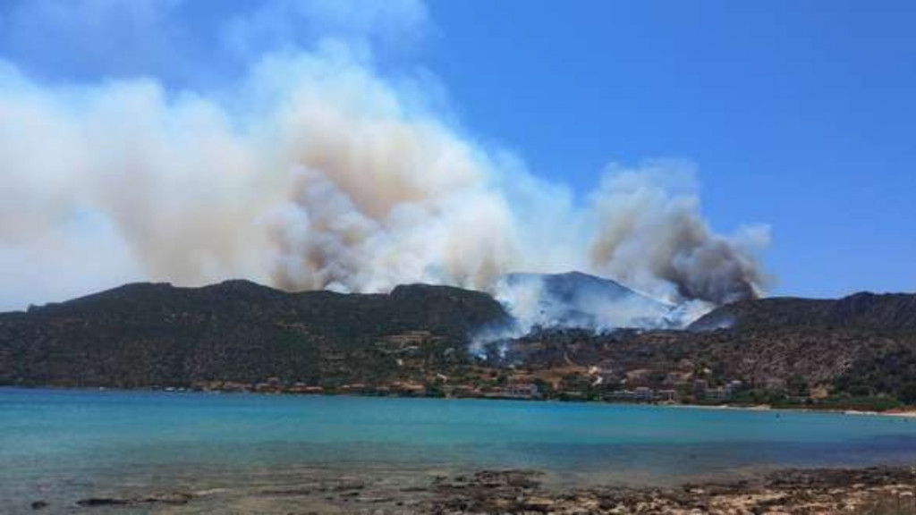 Μονεμβασιά: Καλύτερη η εικόνα της φωτιάς στο Καραβοστάσι – Παραμένουν οι ισχυρές πυροσβεστικές δυνάμεις