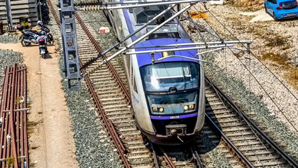 Διακοπή κυκλοφορίας τρένων στο τμήμα Σίνδος – Θεσσαλονίκη εξαιτίας φωτιάς