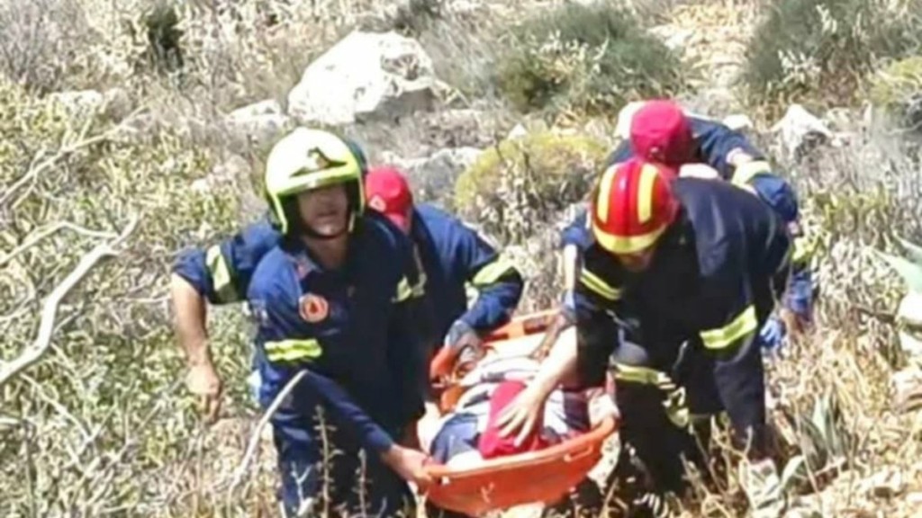 Λιμανάκια Βουλιαγμένης: Αυτοκίνητο έπεσε στον γκρεμό – Απεγκλωβίστηκε ζευγάρι ηλικιωμένων (Εικόνες)