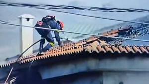 Εικόνες που κόβουν την ανάσα – Η στιγμή που πυροσβέστης ανεβαίνει σε σκεπή φλεγόμενου σπιτιού στην Παλαιά Φώκαια (Βίντεο)