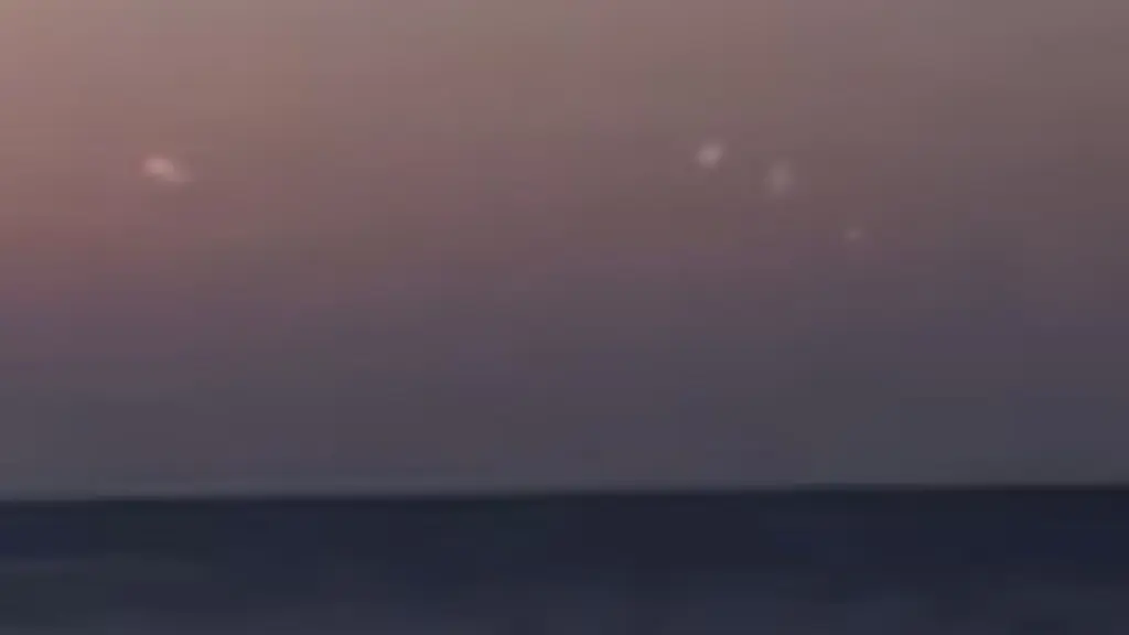 Περίεργες εκρήξεις στον ουρανό ορατές από την παραλία Αφάντου της Ρόδου (βίντεο)