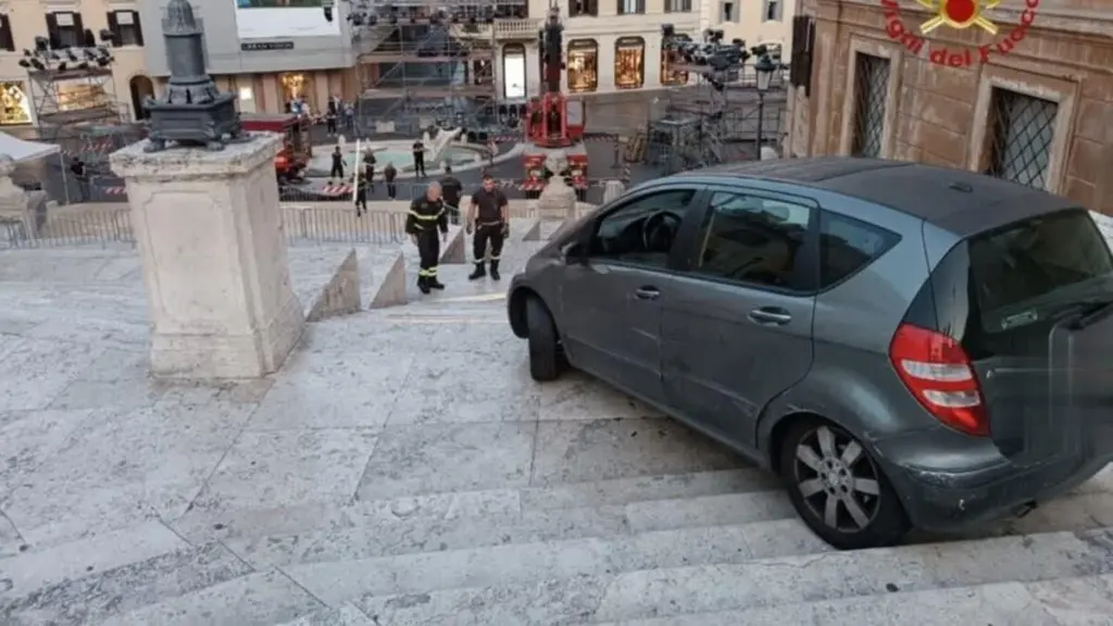 Ρώμη: Οδηγός κατέβηκε με το όχημά του τα σκαλοπάτια της Πιάτσα ντι Σπάνια