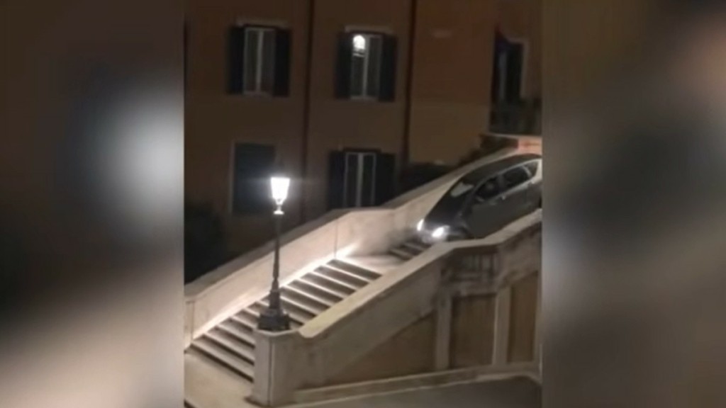 Ρώμη: Βίντεο με την προσπάθεια οδηγού να “κατέβει” με ΙΧ τα σκαλιά της Πιάτσα ντι Σπάνια