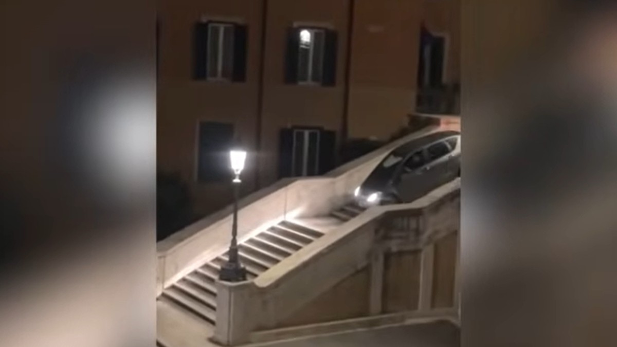 Ρώμη: Βίντεο με την προσπάθεια οδηγού να “κατέβει” με ΙΧ τα σκαλιά της Πιάτσα ντι Σπάνια
