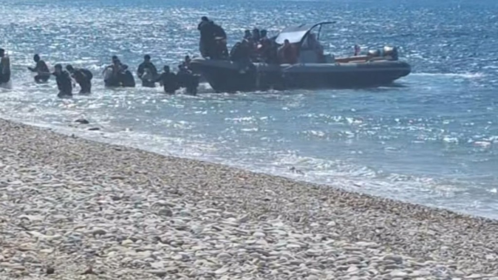 Δείτε απόβαση μεταναστών σε παραλία της Σάμου μπροστά σε λουόμενους (Βίντεο)
