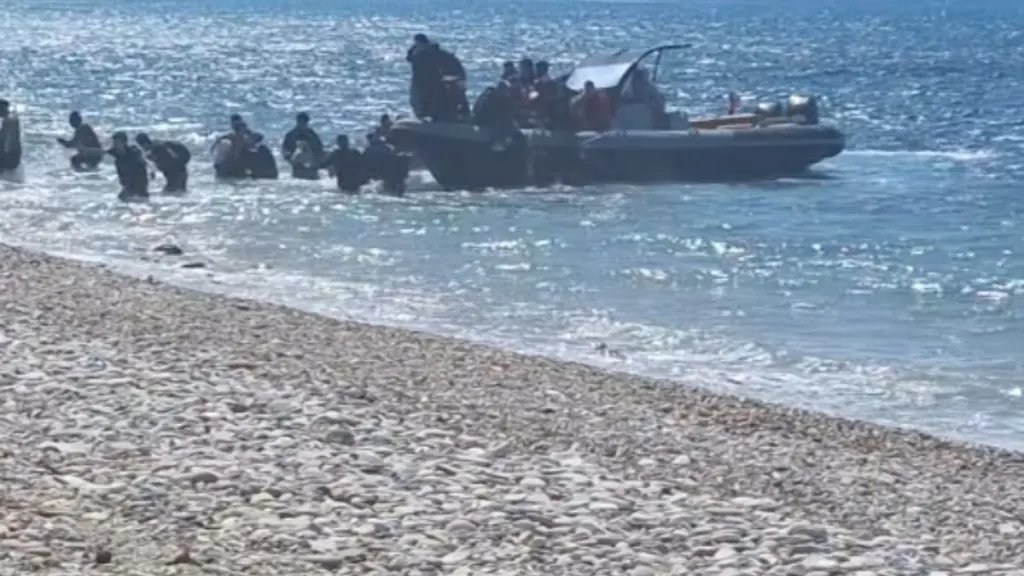 Δείτε απόβαση μεταναστών σε παραλία της Σάμου μπροστά σε λουόμενους (Βίντεο)