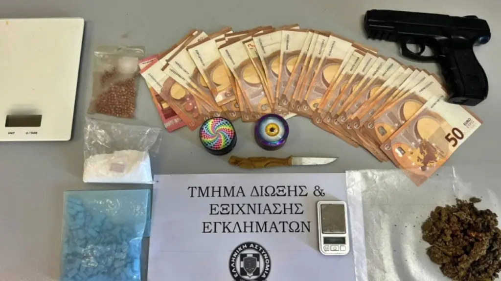 Σύρος: Χειροπέδες σε τρία άτομα για διακίνηση ναρκωτικών