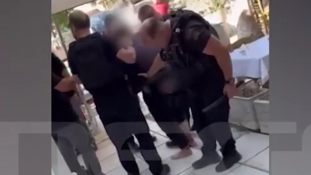 Θεσσαλονίκη: Η στιγμή της επίθεσης του 64χρονου Ισπανού με σπαθί – «Πήγε να με καρφώσει στην κοιλιά» (βίντεο)