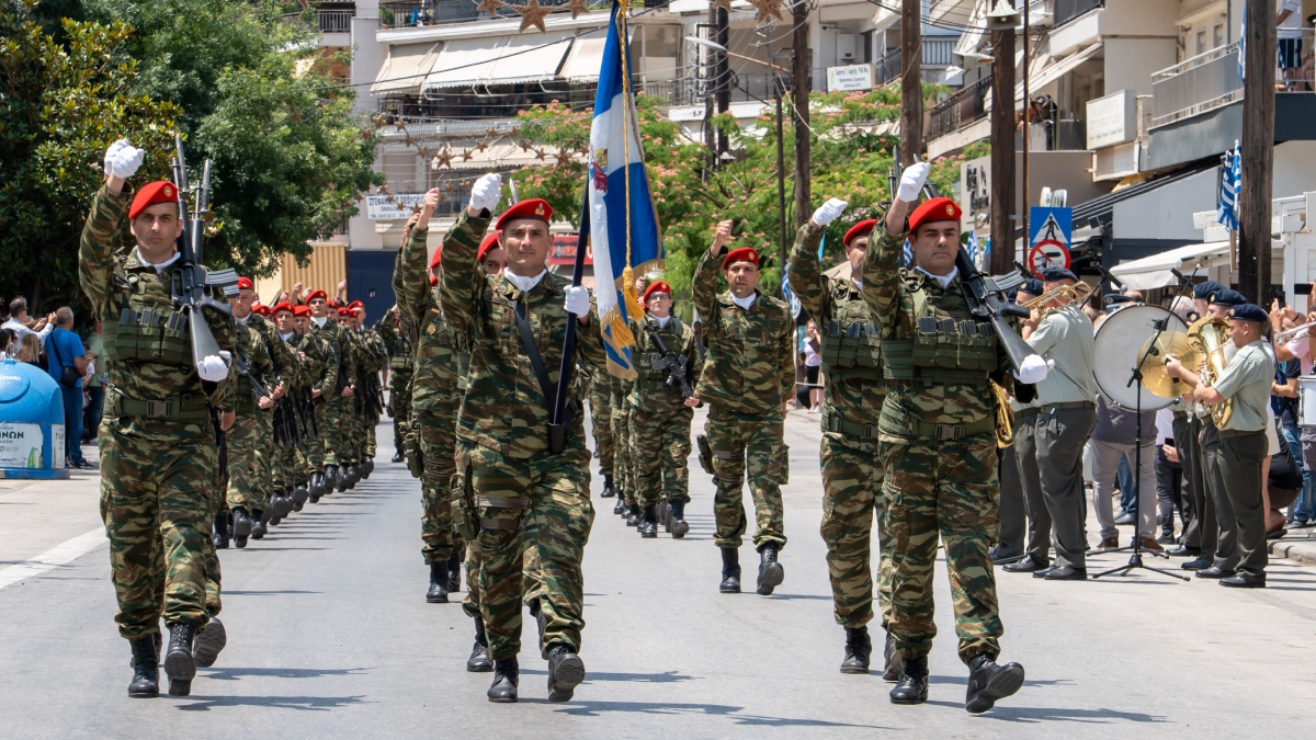 Πώς οι ένστολοι θα αυξήσουν τις αποδοχές τους έως και 2 μισθούς ετησίως – Πρώτη αύξηση από τον Οκτώβριο