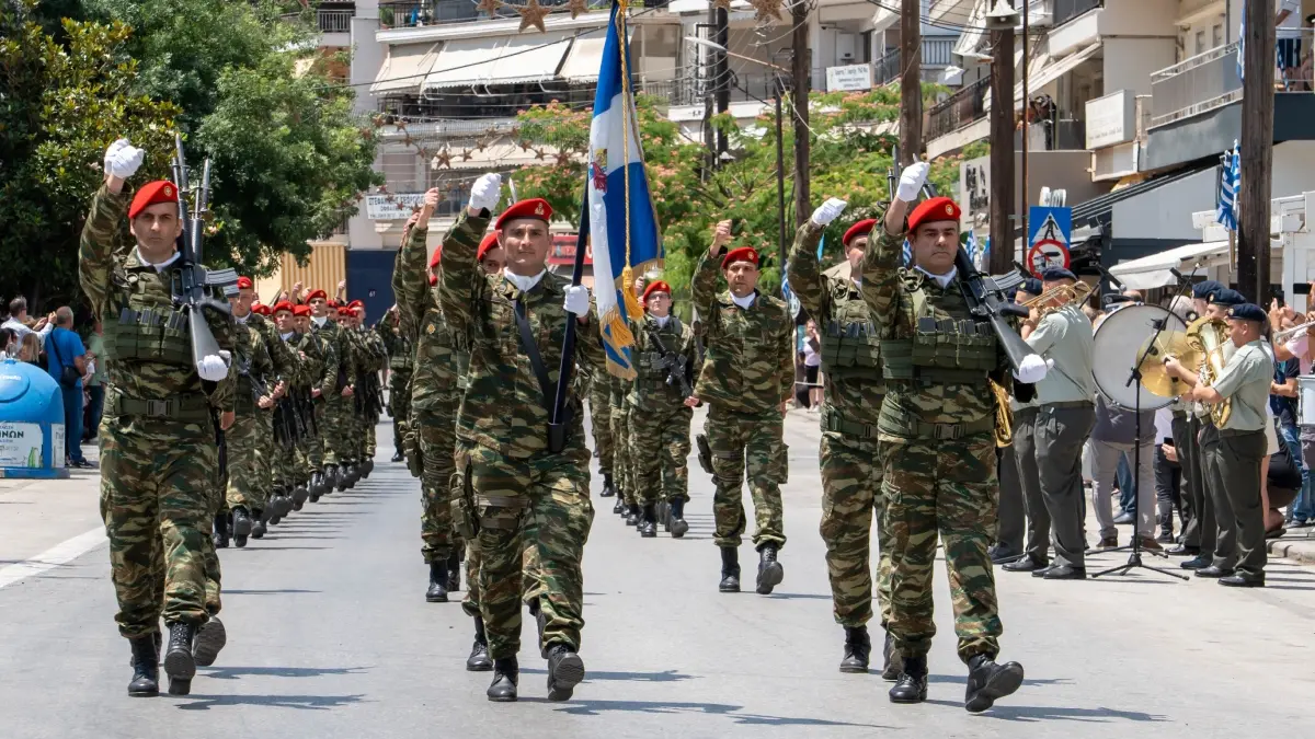 Πώς οι ένστολοι θα αυξήσουν τις αποδοχές τους έως και 2 μισθούς ετησίως – Πρώτη αύξηση από τον Οκτώβριο
