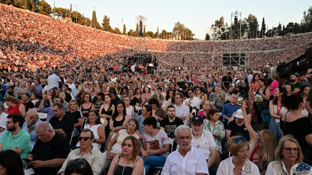Πλήθος κόσμου στο Καλλιμάρμαρο για τη συναυλία για τα 100 χρόνια του Μίκη Θεοδωράκη (Φωτογραφίες)