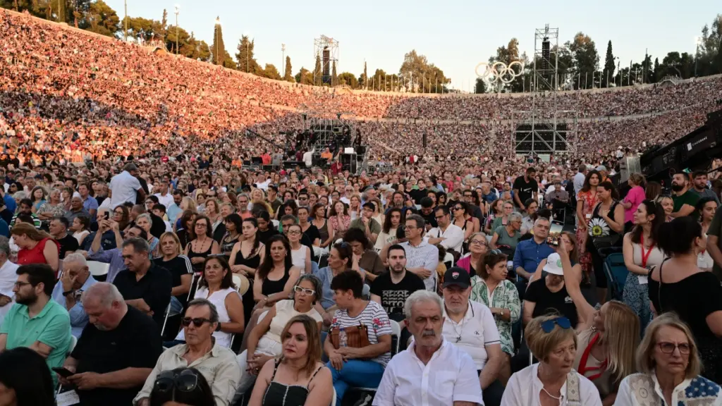 Πλήθος κόσμου στο Καλλιμάρμαρο για τη συναυλία για τα 100 χρόνια του Μίκη Θεοδωράκη (Φωτογραφίες)
