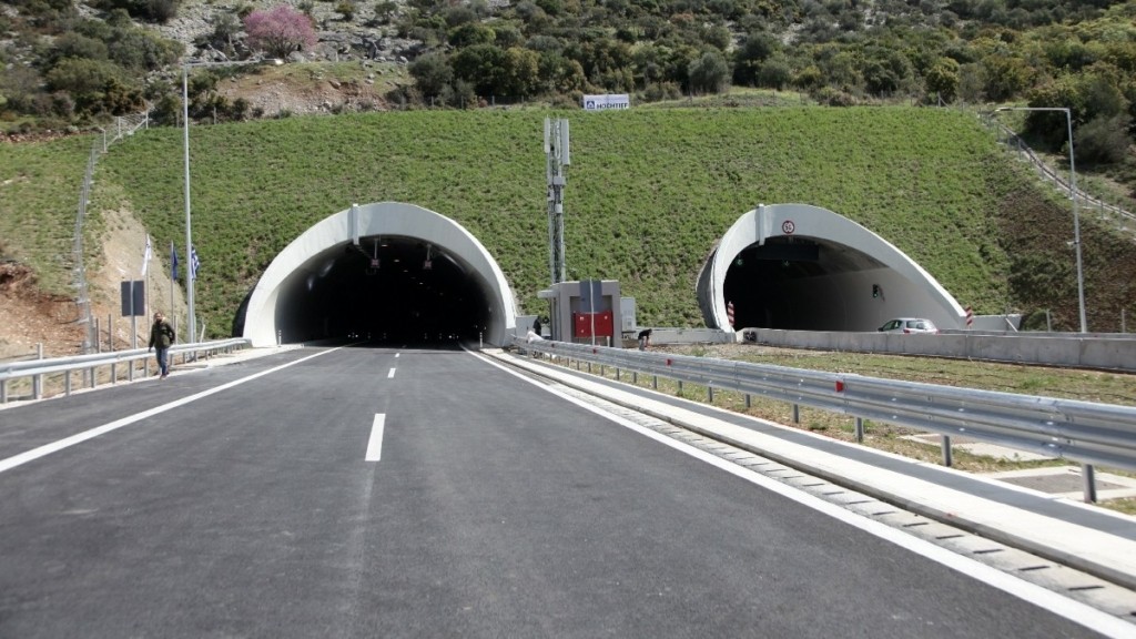 Τροχαίο σε σήραγγα στα Τέμπη – Μια τραυματίας από σύγκρουση ΙΧ με φορτηγό