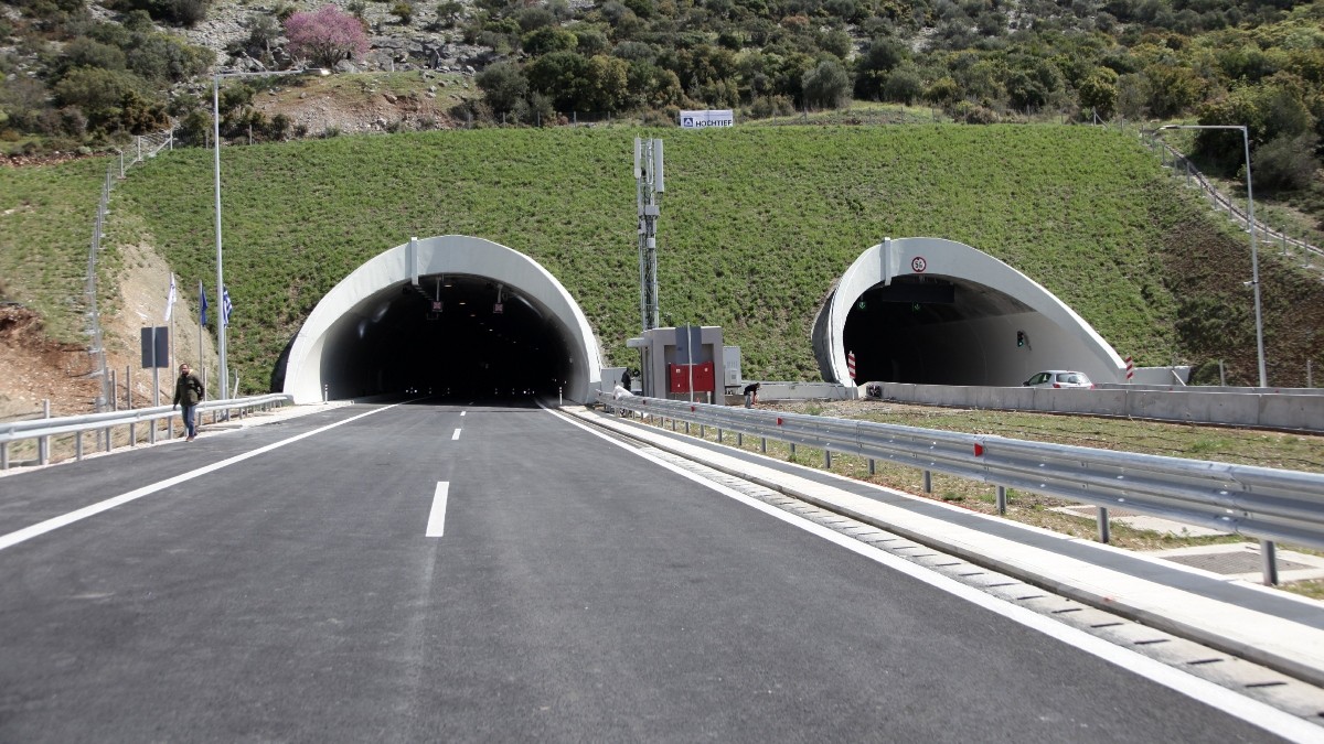 Τροχαίο σε σήραγγα στα Τέμπη – Μια τραυματίας από σύγκρουση ΙΧ με φορτηγό