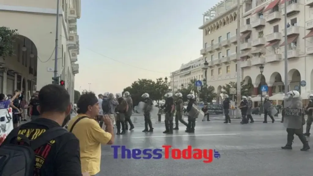 Θεσσαλονίκη: Ένταση και μικροεπεισόδια σε συγκέντρωση για τους συλληφθέντες του πλοίου Madleen
