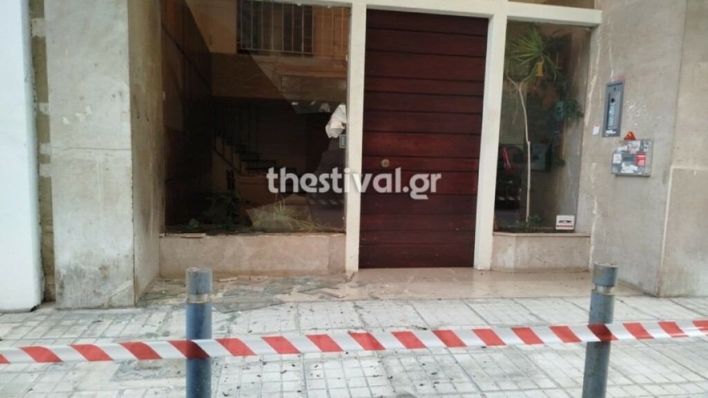 Θεσσαλονίκη: Επίθεση με γκαζάκια στην πολυκατοικία που διαμένει ο Στράτος Σιμόπουλος