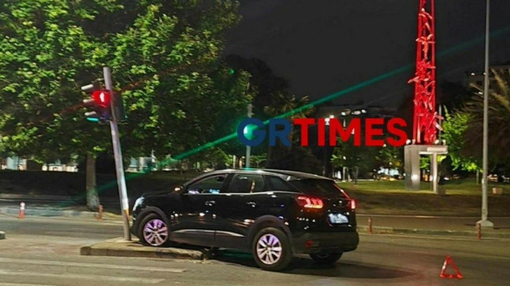 Τροχαίο στη Θεσσαλονίκη: Αυτοκίνητο καρφώθηκε σε φανάρι