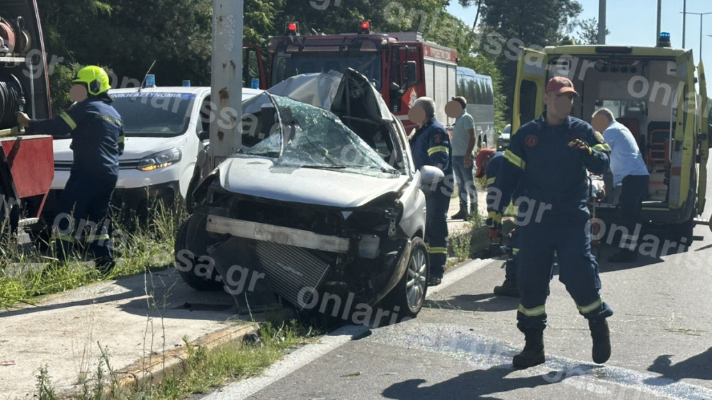 Λάρισα: Νεκρή νεαρή γυναίκα σε τροχαίο – Το αυτοκίνητό της έπεσε πάνω σε κολόνα (φωτογραφίες)