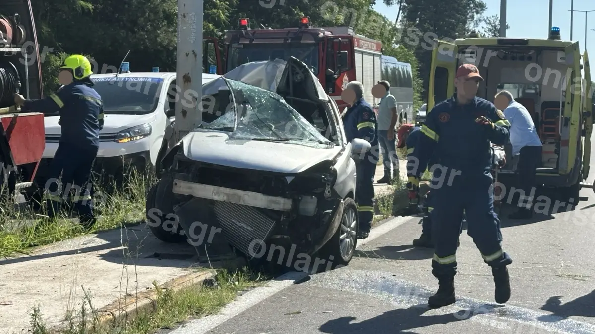 Λάρισα: Νεκρή νεαρή γυναίκα σε τροχαίο – Το αυτοκίνητό της έπεσε πάνω σε κολόνα (φωτογραφίες)