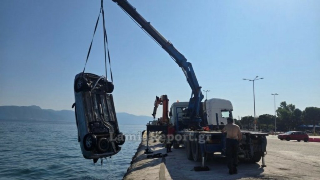 Αρκίτσα: Όχημα έπεσε στο λιμάνι – Πρόλαβε και βγήκε ο οδηγός (φωτογραφίες)