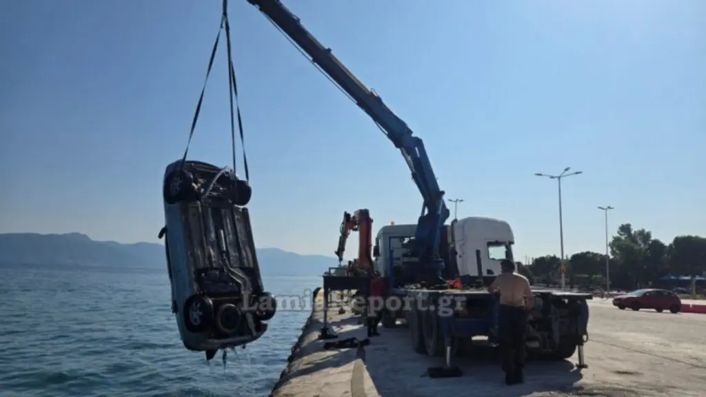 Αρκίτσα: Όχημα έπεσε στο λιμάνι – Πρόλαβε και βγήκε ο οδηγός (φωτογραφίες)