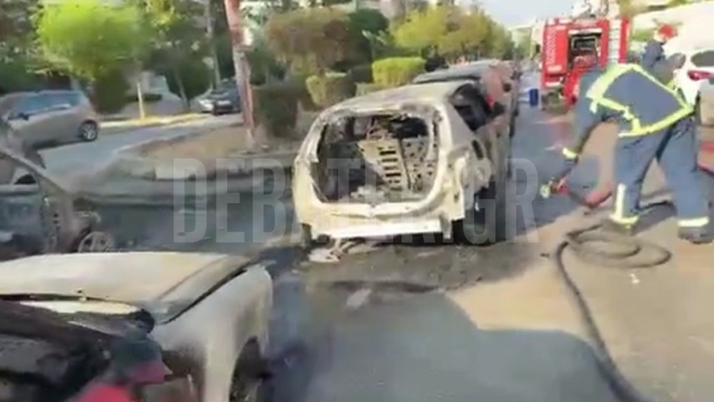 Νέα Σμύρνη: Καταστράφηκαν πέντε οχήματα από φωτιά στην Νικολάου Πλαστήρα (βίντεο)