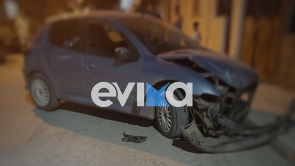 Εύβοια: ΙΧ εκτός ελέγχου έπεσε πάνω σε σταθμευμένα οχήματα (φωτογραφίες)