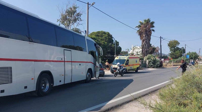 Αρτέμιδα: Τροχαίο με σχολικό πούλμαν που συγκρούστηκε με ΙΧ – Δείτε εικόνες