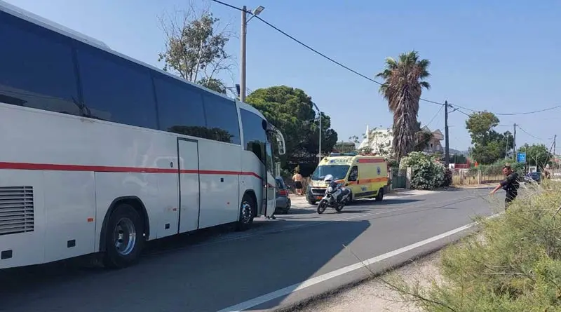 Αρτέμιδα: Τροχαίο με σχολικό πούλμαν που συγκρούστηκε με ΙΧ – Δείτε εικόνες
