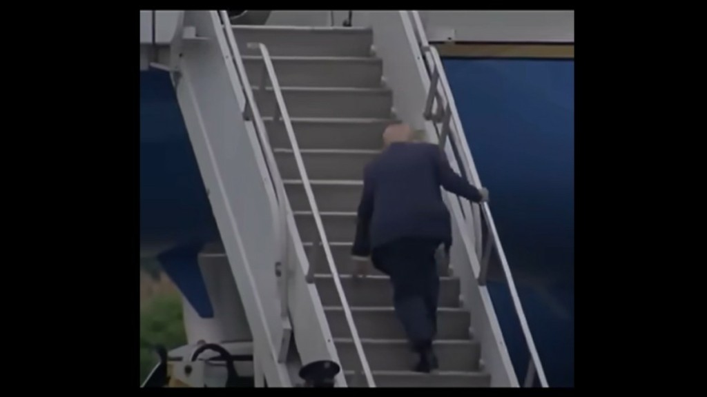 Τραμπ: Σκόνταψε στις σκάλες του Air Force One – Το ατύχημα που θύμισε… Μπάιντεν (βίντεο)