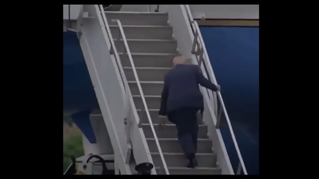 Τραμπ: Σκόνταψε στις σκάλες του Air Force One – Το ατύχημα που θύμισε… Μπάιντεν (βίντεο)