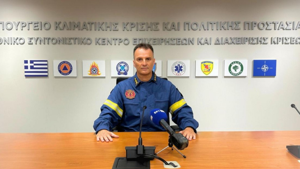 Η ενημέρωση της Πυροσβεστικής για τη φωτιά στην Παλαιά Φώκαια: Μάχη με τις φλόγες, καίγονται σπίτια