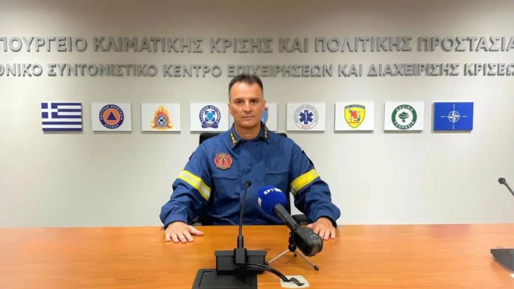 Η ενημέρωση της Πυροσβεστικής για τη φωτιά στην Παλαιά Φώκαια: Μάχη με τις φλόγες, καίγονται σπίτια