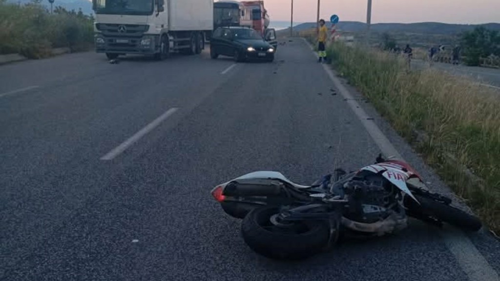 Βόλος: Σοβαρό τροχαίο με μοτοσικλετιστή – Στο νοσοκομείο ο 33χρονος οδηγός με τραύματα στο κεφάλι