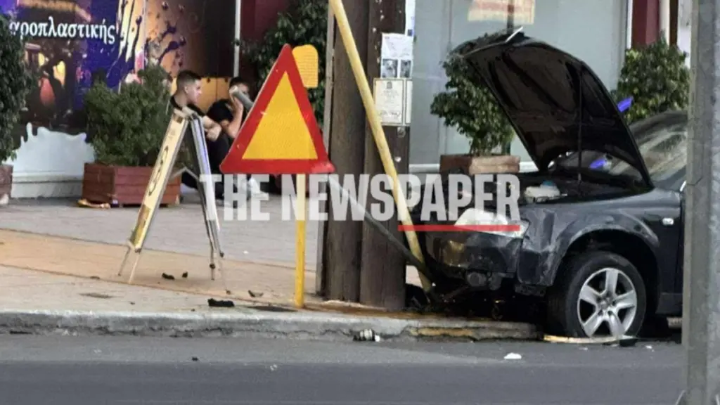 Σφοδρή σύγκρουση στον Βόλο: ΙΧ καρφώθηκε σε κολώνες (Εικόνες)