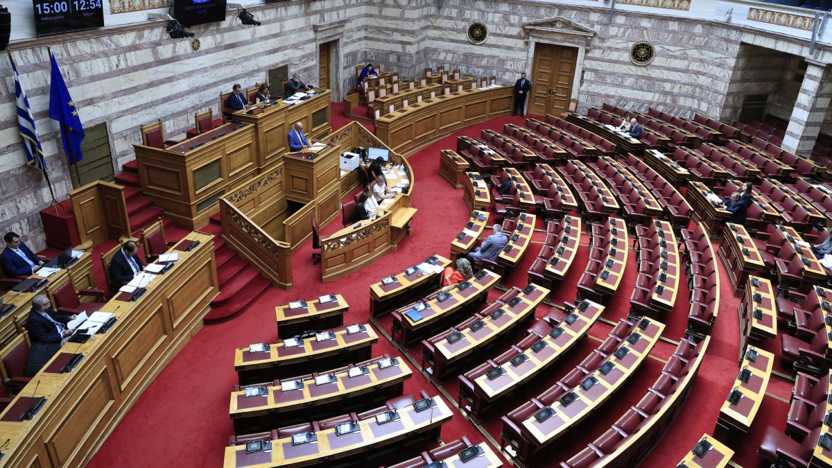 Κατατέθηκε το νομοσχέδιο για την προστασία των ανηλίκων από καπνικά προϊόντα και αλκοόλ