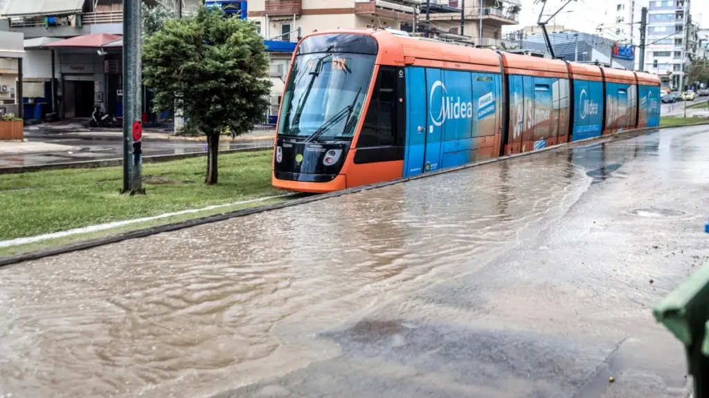 Καιρός αύριο: Βροχές, καταιγίδες και ισχυροί άνεμοι στο Αιγαίο