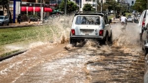 Επικαιροποιήθηκε το Έκτακτο Δελτίο της ΕΜΥ: Πού θα χτυπήσουν τα φαινόμενα τις επόμενες ώρες – «Έπεσαν 50 τόνοι βροχής», λέει ο Τσατραφύλλιας