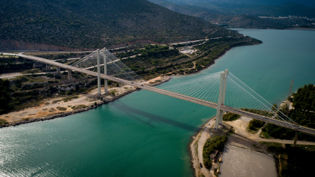 Τροχαίο στην υψηλή γέφυρα Χαλκίδας – Ουρές χιλιομέτρων στο ρεύμα προς Σχηματάρι
