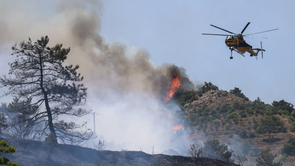 Φωτιά στη Χίο: Ανεξέλεγκτα τα πύρινα μέτωπα στο νησί – Ενισχύονται οι δυνάμεις της Πυροσβεστικής (Βίντεο)