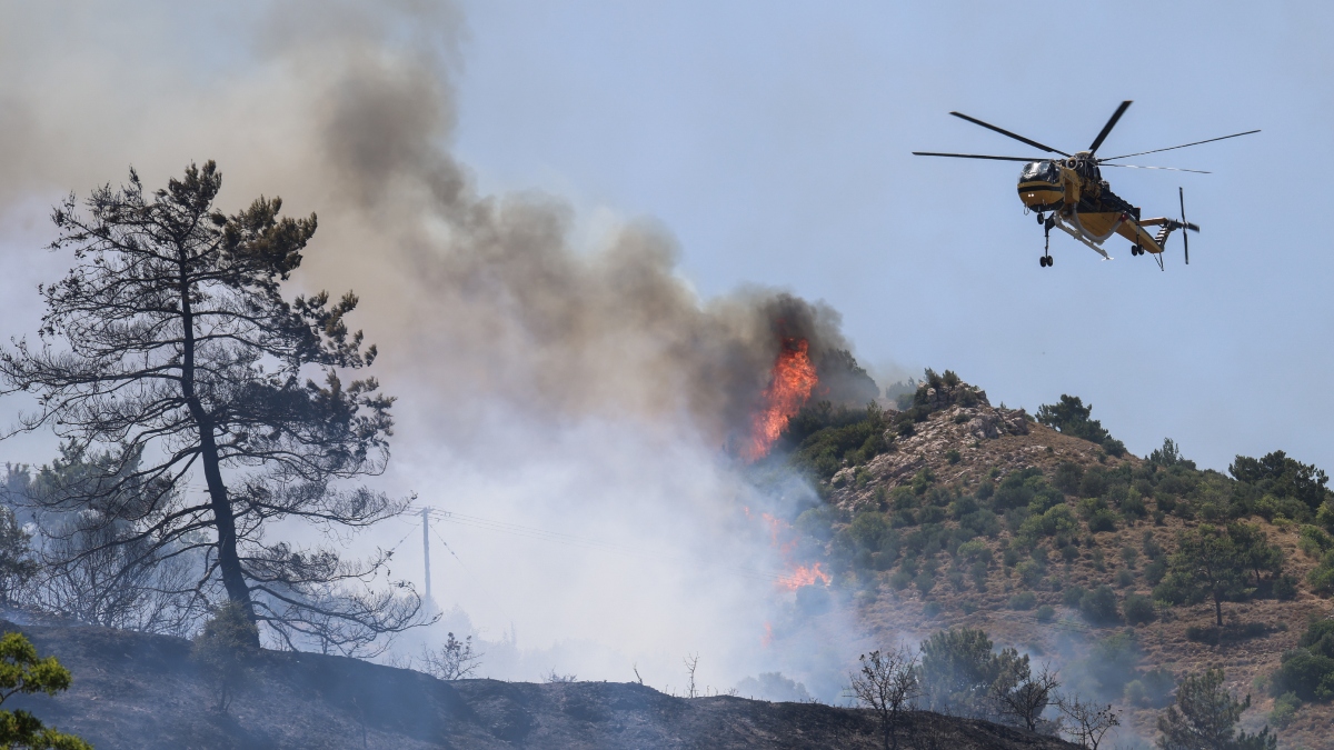 Φωτιά στη Χίο: Ανεξέλεγκτα τα πύρινα μέτωπα στο νησί – Ενισχύονται οι δυνάμεις της Πυροσβεστικής (Βίντεο)