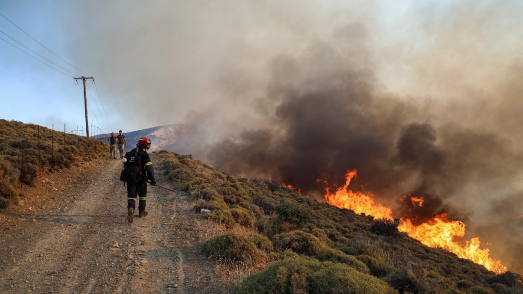 Σε κατάσταση έκτακτης ανάγκης η Χίος – Σε τρία μέτωπα η πυρκαγιά – Συνεχίζονται οι εκκενώσεις οικισμών