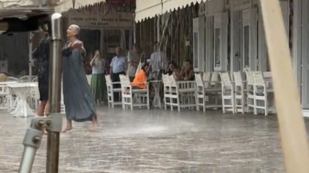 Πολίτες στην Ύδρα χόρεψαν υπό βροχή στο ξαφνικό μπουρίνι – Η εικόνα που θα σε κάνει να λιώσεις (Βίντεο)