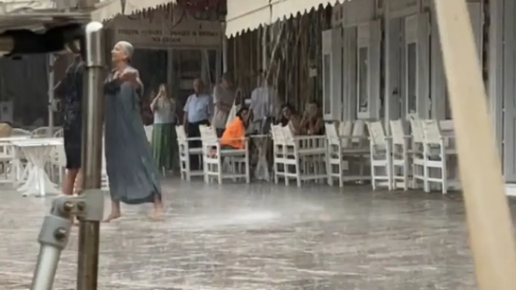 Πολίτες στην Ύδρα χόρεψαν υπό βροχή στο ξαφνικό μπουρίνι – Η εικόνα που θα σε κάνει να λιώσεις (Βίντεο)