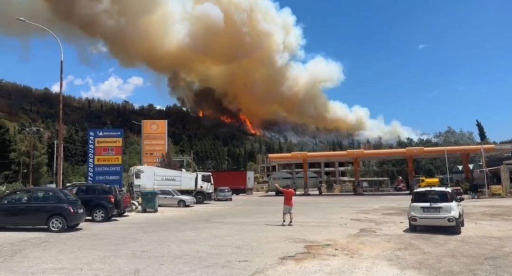 Φωτιά σε δάσος στην Καβάλα, σε κοντινή απόσταση σπίτια και πρατήριο καυσίμων, ήχησε το 112 – “Παραμείνετε σε ετοιμότητα”