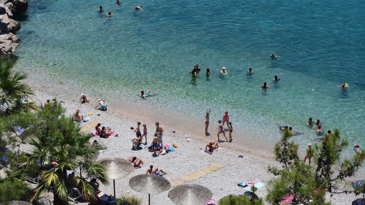 Καιρός σήμερα: Ανάσα δροσιάς και θυελλώδεις βοριάδες – Η θερμοκρασία δεν θα ξεπεράσει τους 35 βαθμούς