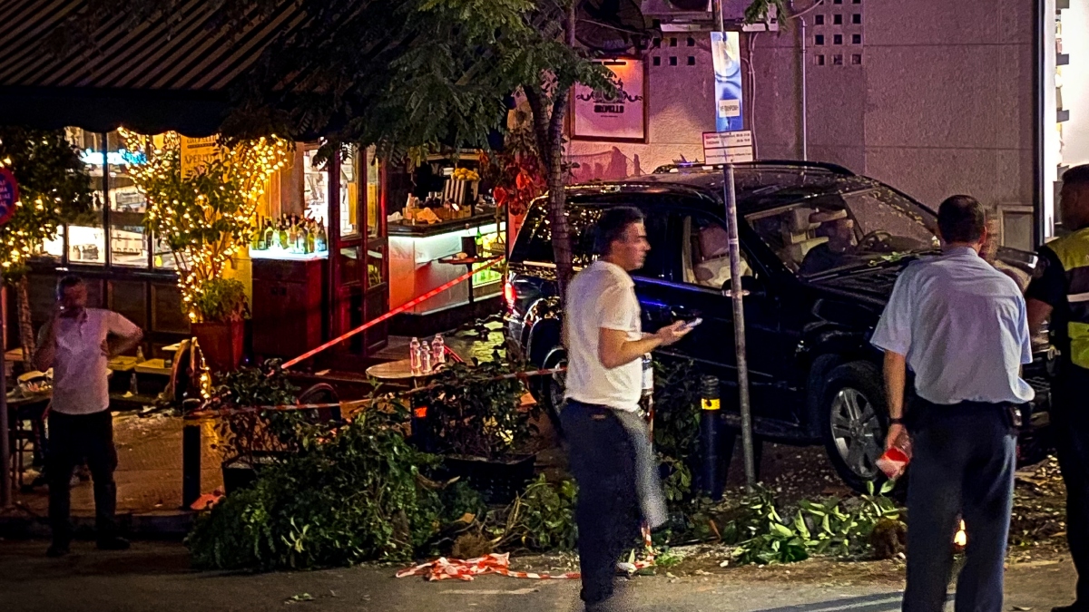 Κολωνάκι: Λανθασμένος χειρισμός ή εγκληματική αμέλεια; Το ανασφάλιστο χειρόφρενο και η “τρελή” πορεία του τζιπ (βίντεο)
